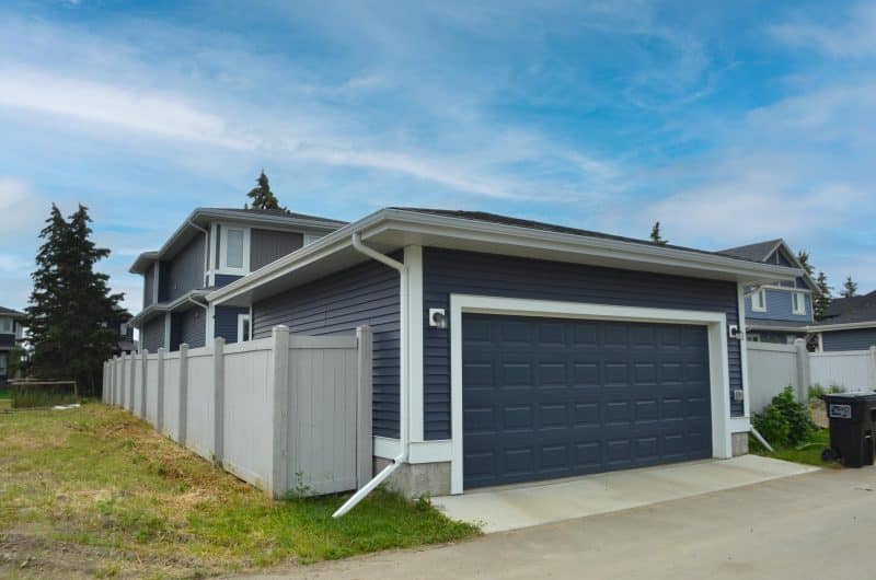 navy blue detached garage
garage détaché bleu marine
