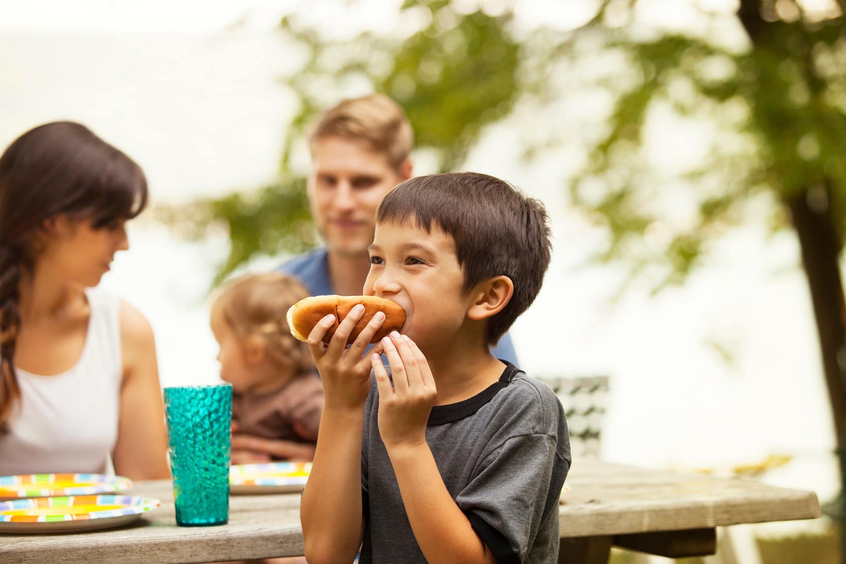 Des gens qui mangent des hot-dogs