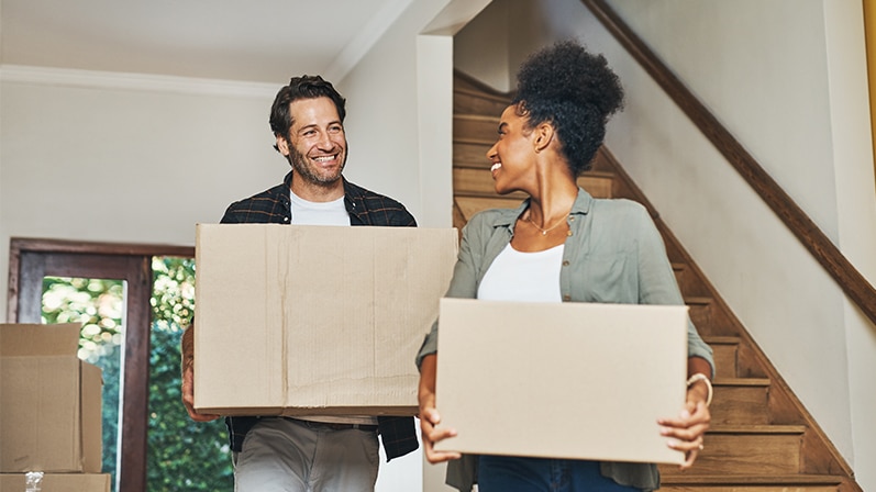 Happy couple moving in to first house.
Heureux couple emménageant dans la première maison.